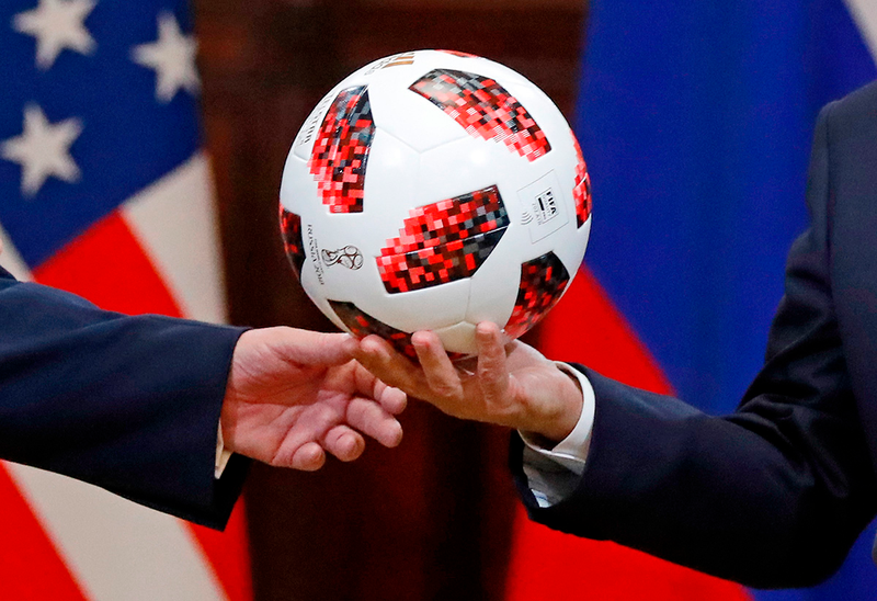 Illustration for article titled El balón que Putin regaló a Trump tiene un chip oculto en su interior, pero no es lo que piensas (o sí)